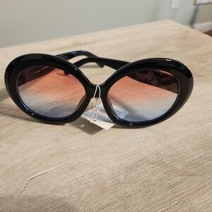 Chic Black Sunglasses with Pink Lenses